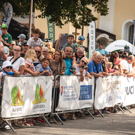 Zväčšiť fotografiu - Hviezdy dorazili do cieľa v púchove - TSK_okolo SR PU_mini-14